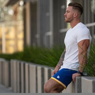 Męski T‑Shirt z Głębokim Cięciem i Elastyczną Konstrukcją