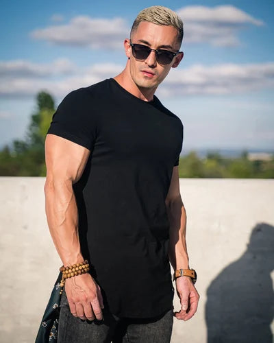 Męski T‑Shirt z Głębokim Cięciem i Elastyczną Konstrukcją
