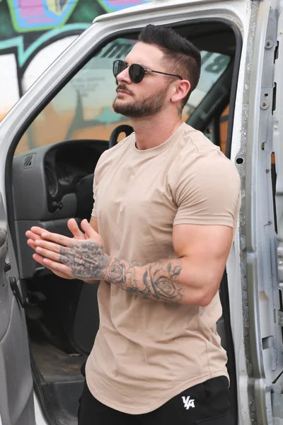 Męski T‑Shirt z Głębokim Cięciem i Elastyczną Konstrukcją