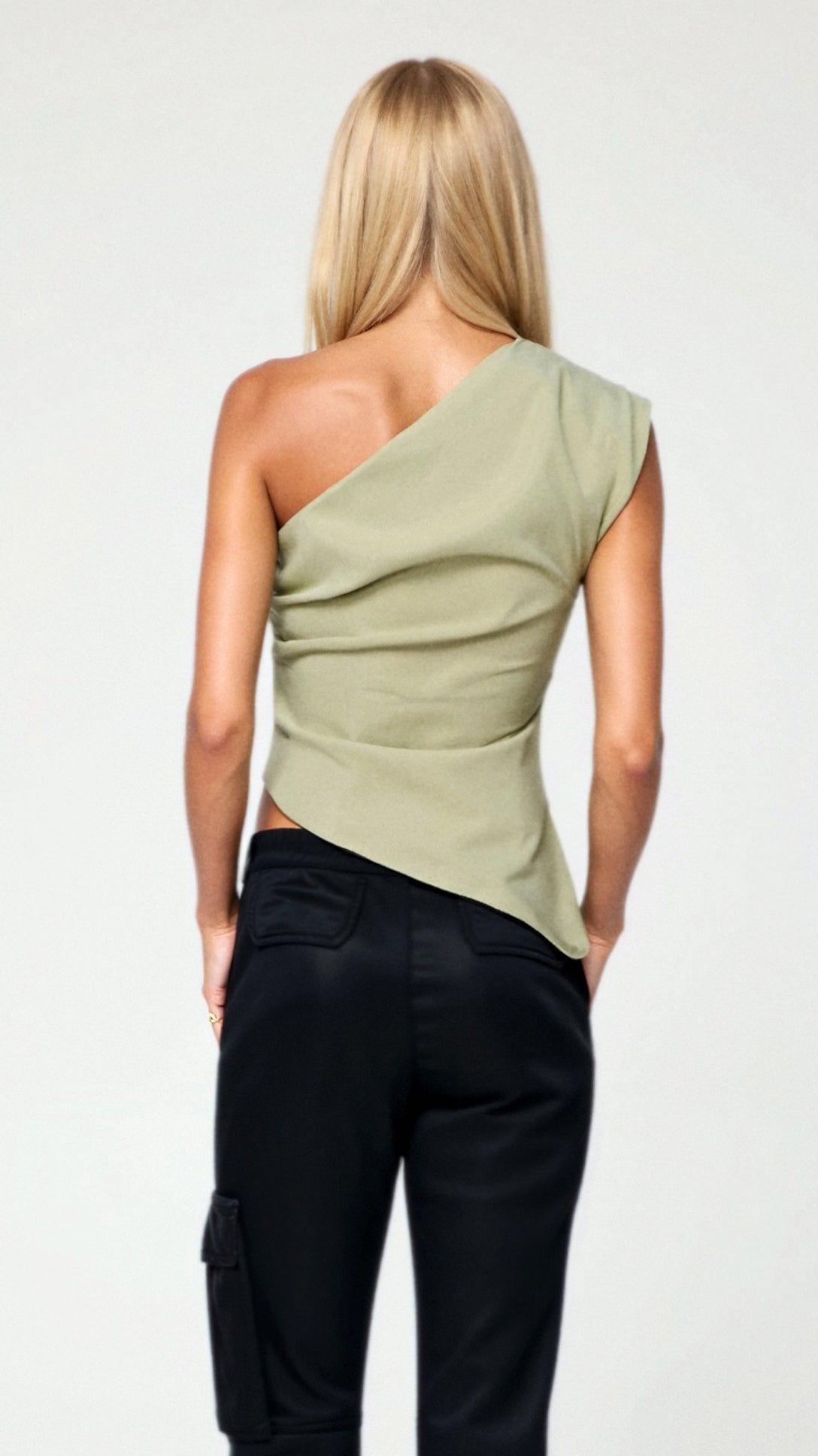 Damen-Top mit einem Träger aus luxuriösem Stretchmaterial 1