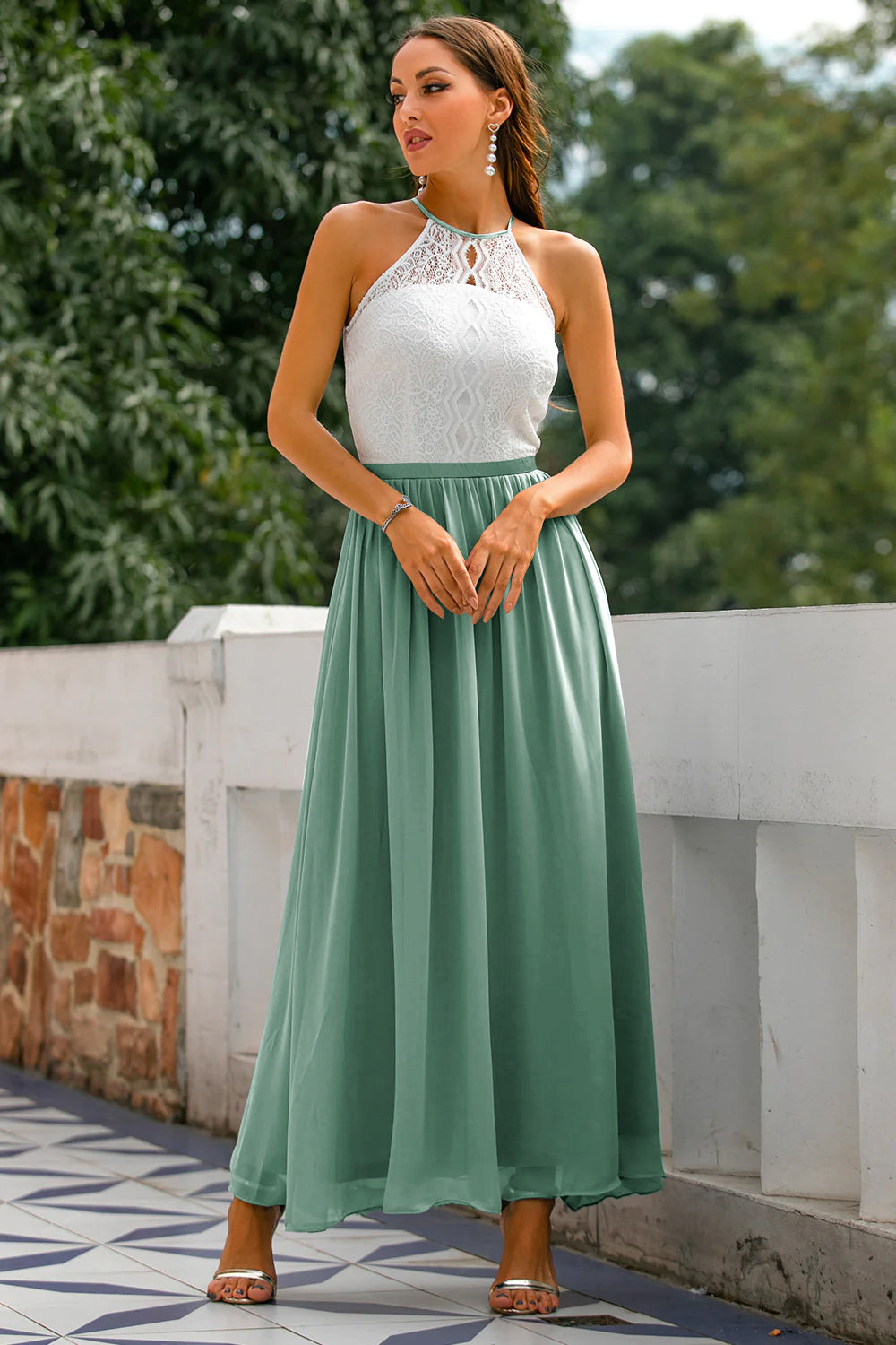 Elegancka Sukienka Maxi ze Skośnym Halterem i Warstwową Sylwetką
