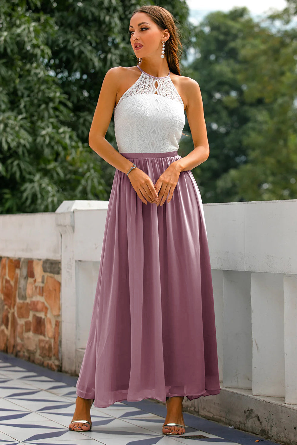 Elegancka Sukienka Maxi ze Skośnym Halterem i Warstwową Sylwetką