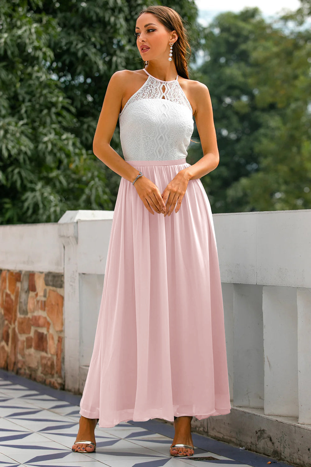 Elegancka Sukienka Maxi ze Skośnym Halterem i Warstwową Sylwetką