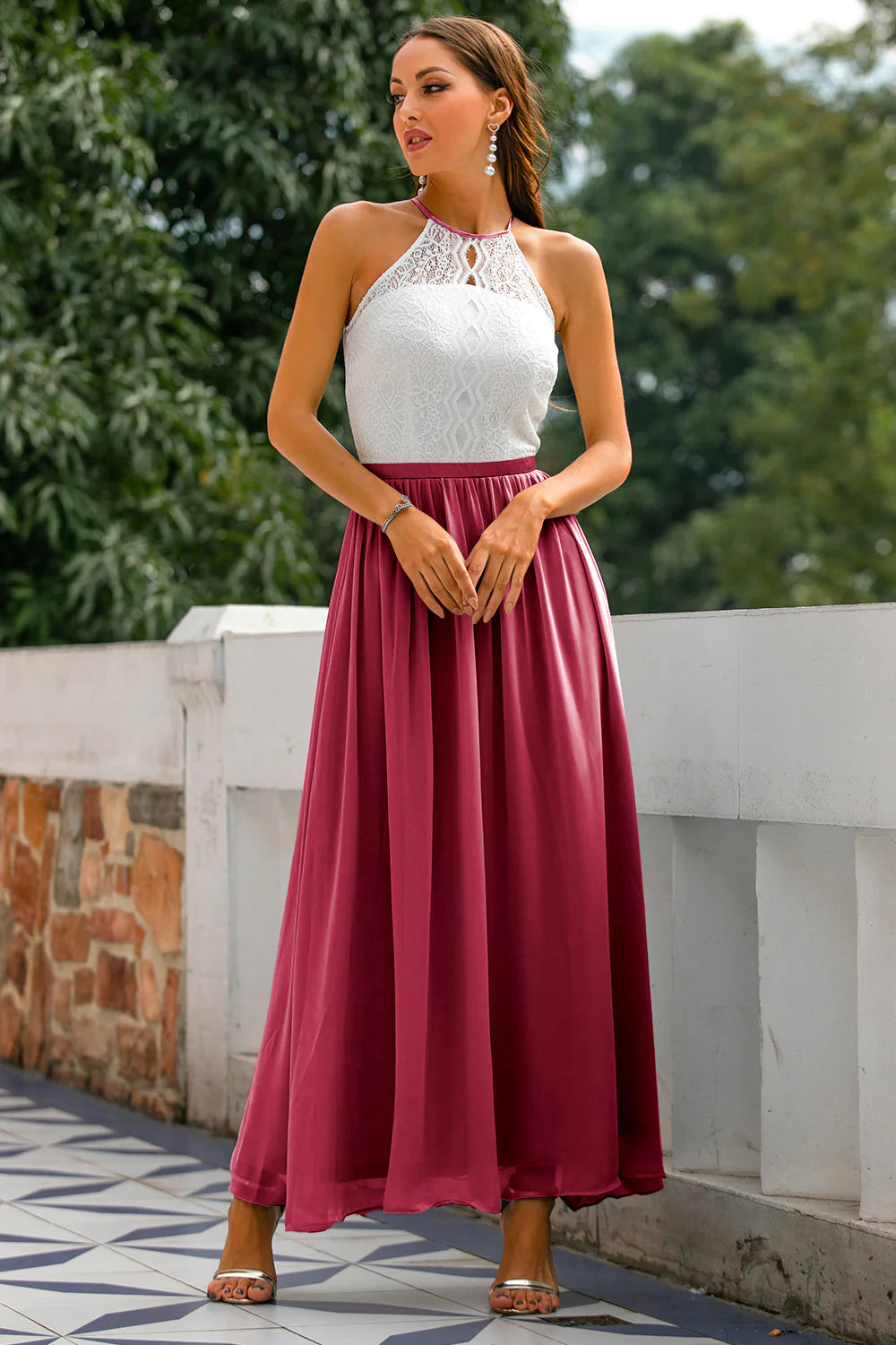 Elegancka Sukienka Maxi ze Skośnym Halterem i Warstwową Sylwetką