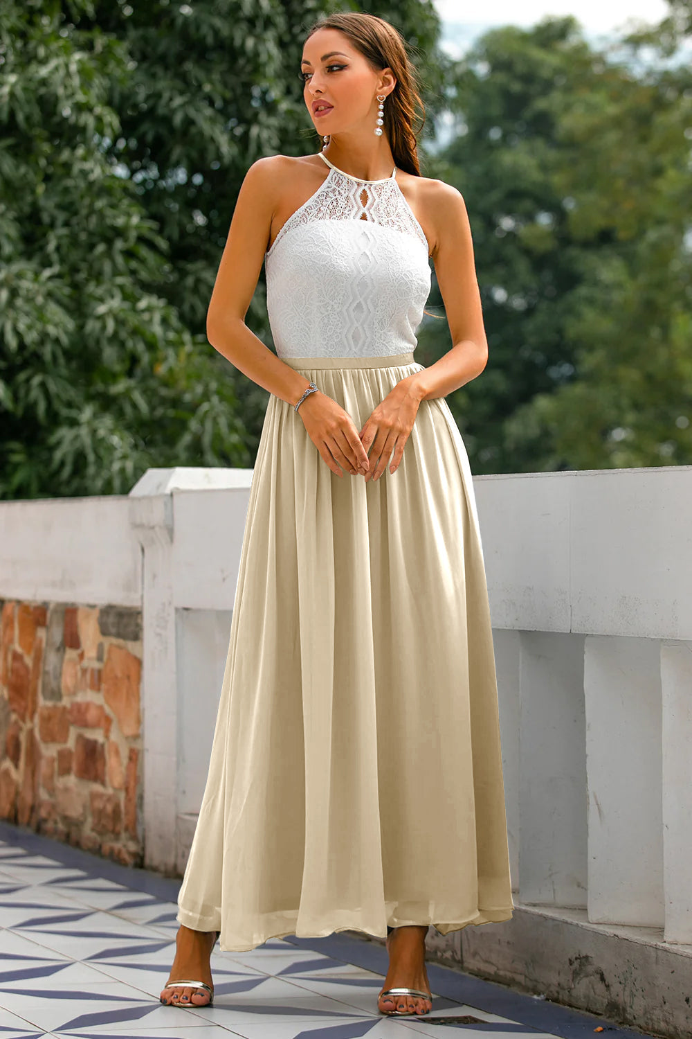 Elegancka Sukienka Maxi ze Skośnym Halterem i Warstwową Sylwetką