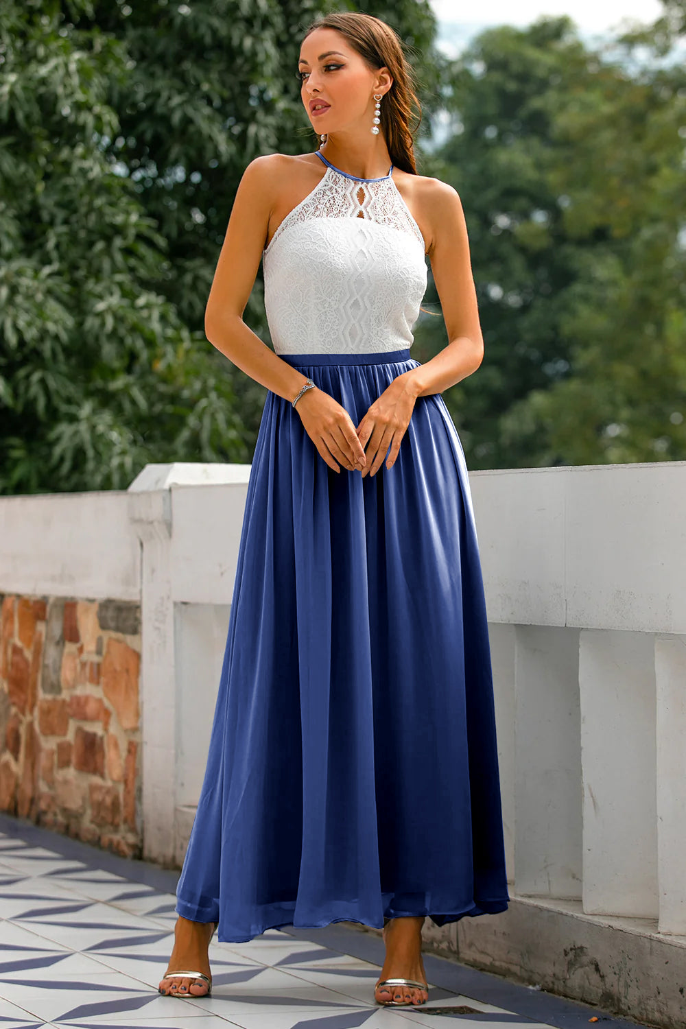 Elegancka Sukienka Maxi ze Skośnym Halterem i Warstwową Sylwetką