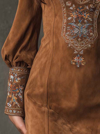 Damen-Minikleid aus Wildleder mit Stickerei und V-Ausschnitt  