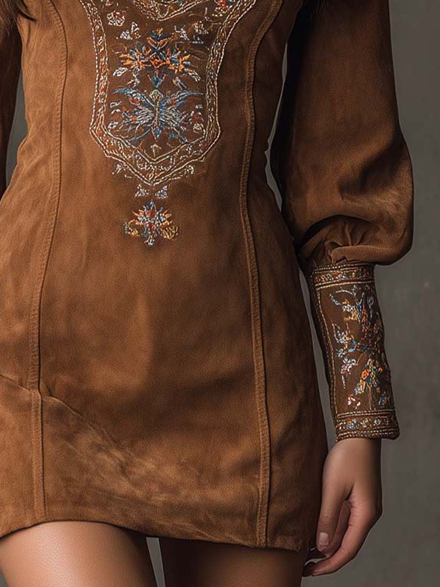 Damen-Minikleid aus Wildleder mit Stickerei und V-Ausschnitt  
