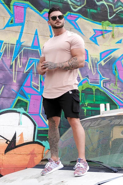 Męski T‑Shirt z Głębokim Cięciem i Elastyczną Konstrukcją