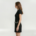 Kurzes Kleid mit Perlenverzierung und dekorativen Taschen