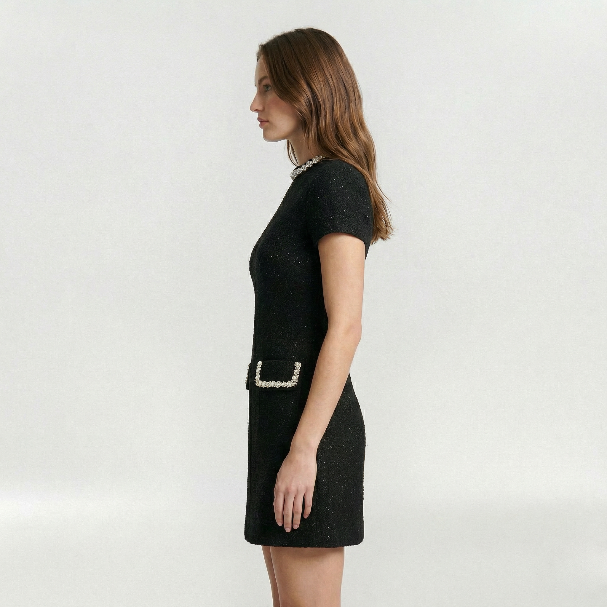 Kurzes Kleid mit Perlenverzierung und dekorativen Taschen