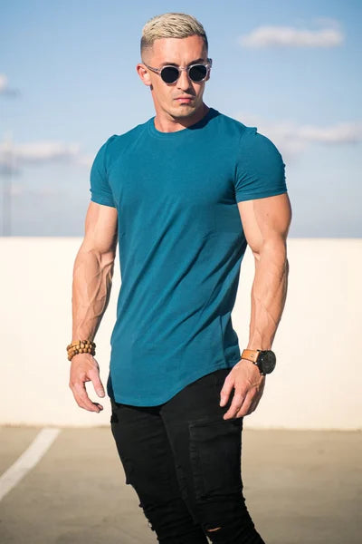 Męski T‑Shirt z Głębokim Cięciem i Elastyczną Konstrukcją
