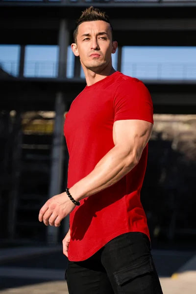 Męski T‑Shirt z Głębokim Cięciem i Elastyczną Konstrukcją