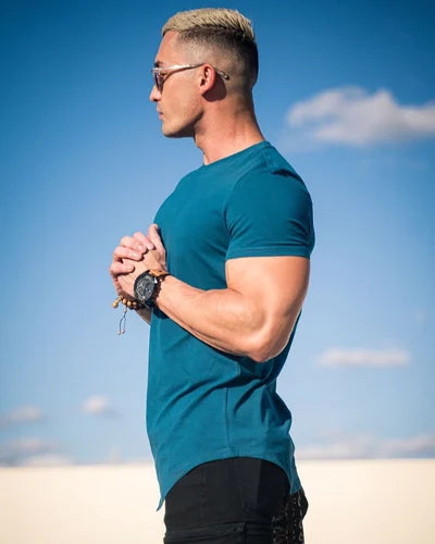 Męski T‑Shirt z Głębokim Cięciem i Elastyczną Konstrukcją