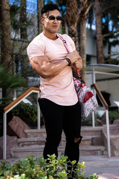 Męski T‑Shirt z Głębokim Cięciem i Elastyczną Konstrukcją