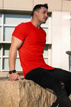 Męski T‑Shirt z Głębokim Cięciem i Elastyczną Konstrukcją