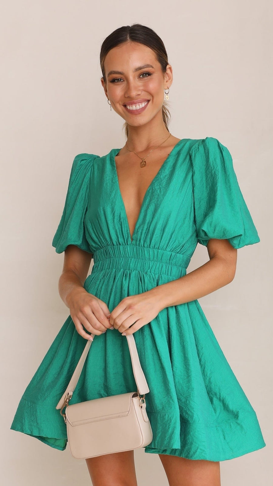 Elegancka Damska Mini Sukienka o Nowoczesnej Linii