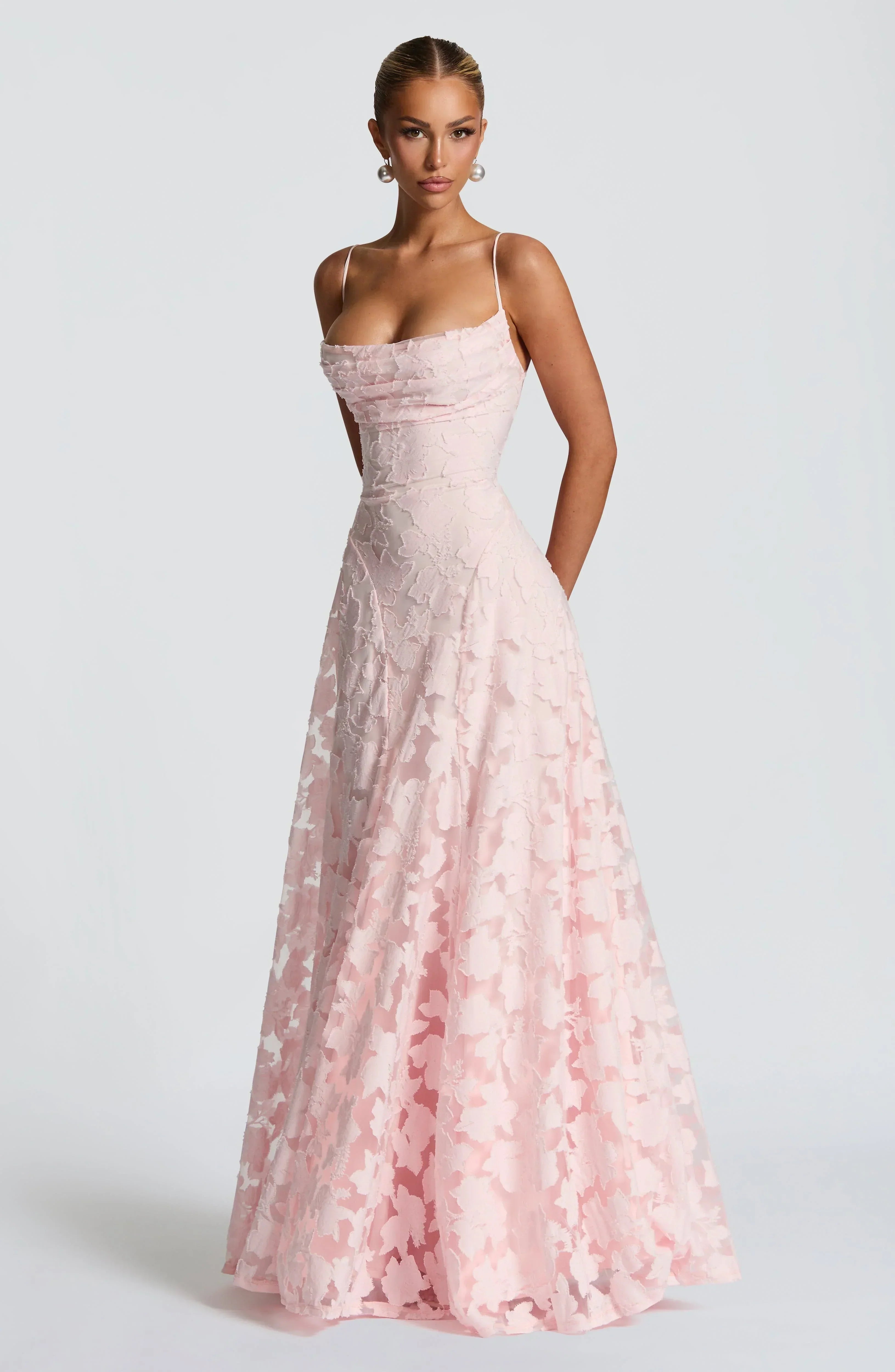 Elegancka Sukienka Maxi z Podkreśloną Talią
