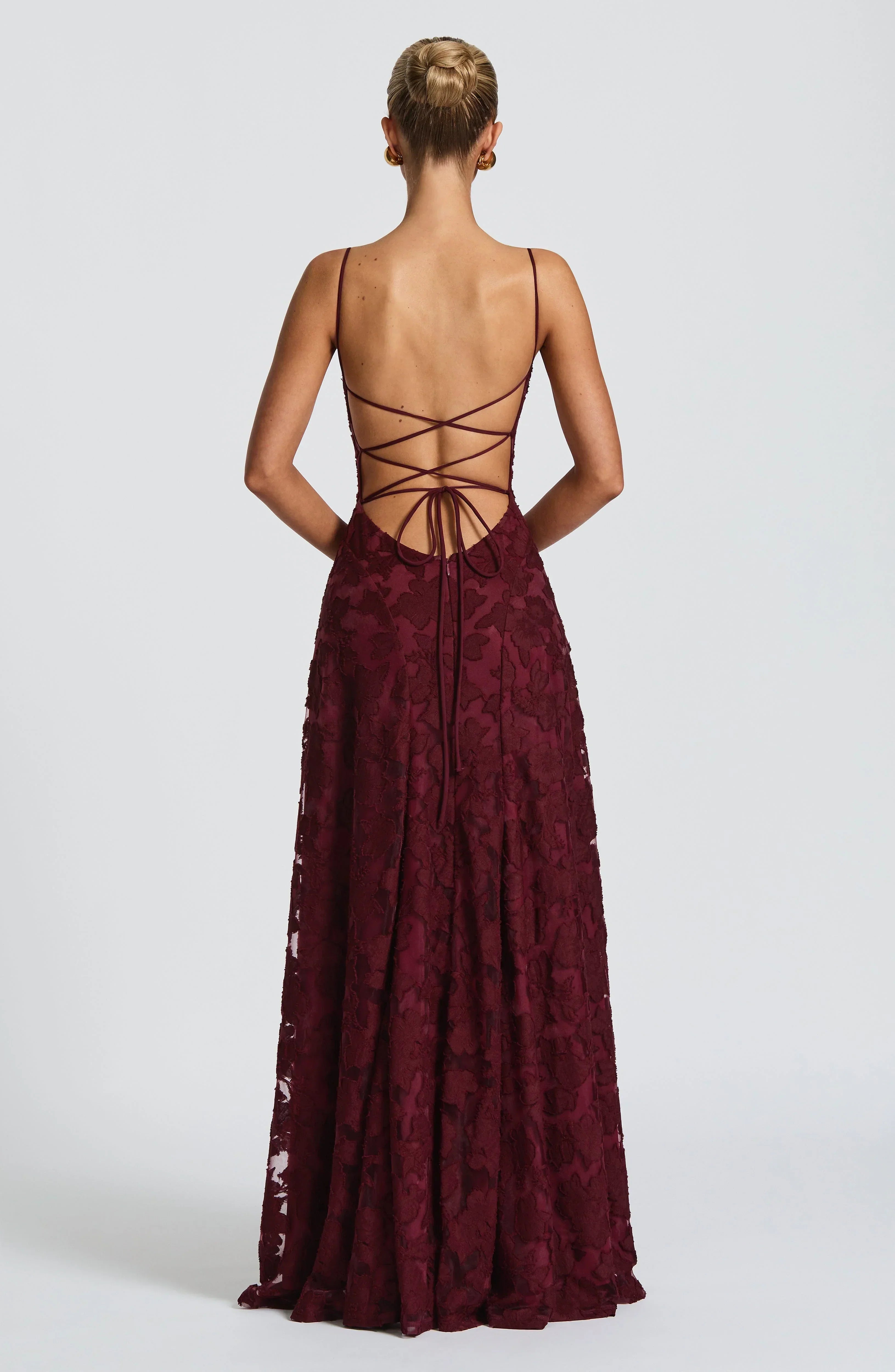 Elegancka Sukienka Maxi z Podkreśloną Talią