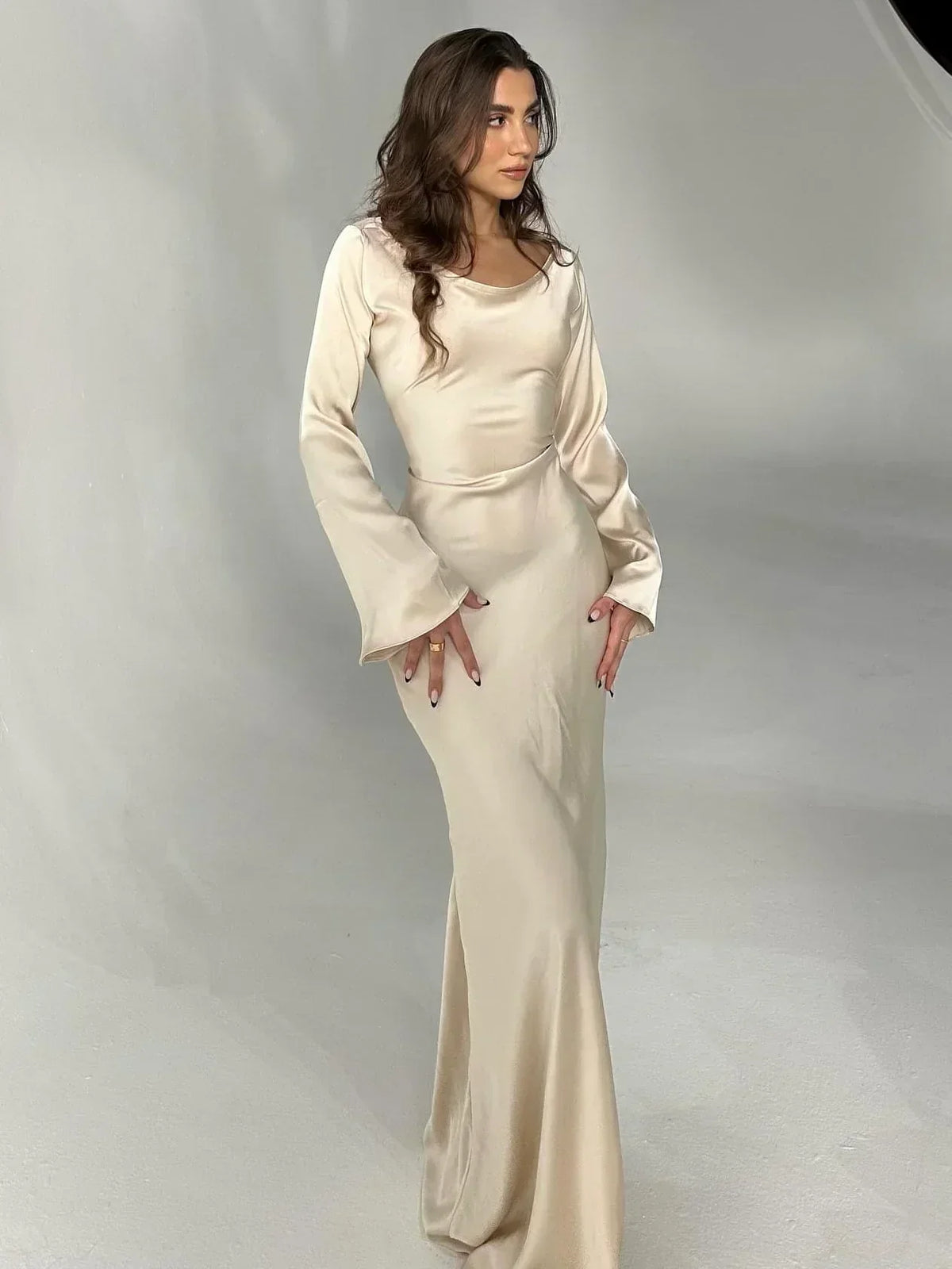 Elegantes Damenkleid mit langen Ärmeln und glatter Linie