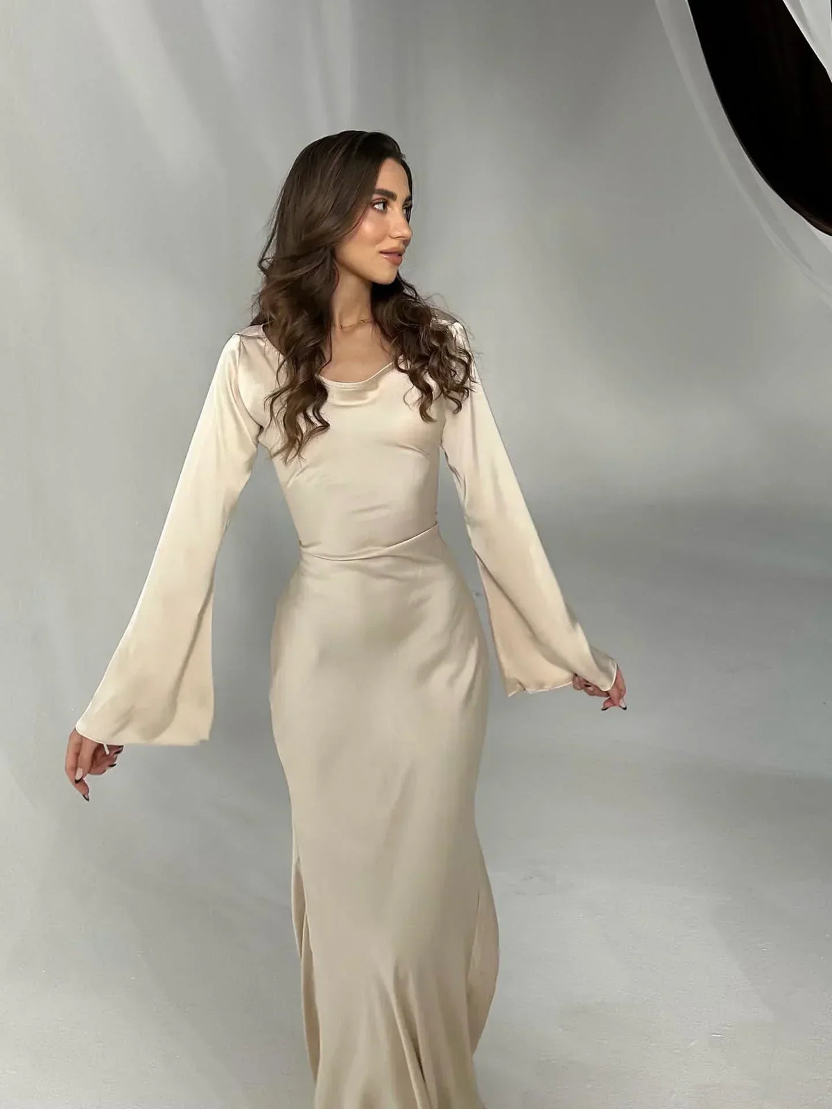 Elegantes Damenkleid mit langen Ärmeln und glatter Linie