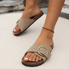 Bequeme Damensandalen mit breitem Riemen und verstellbar für den Sommer