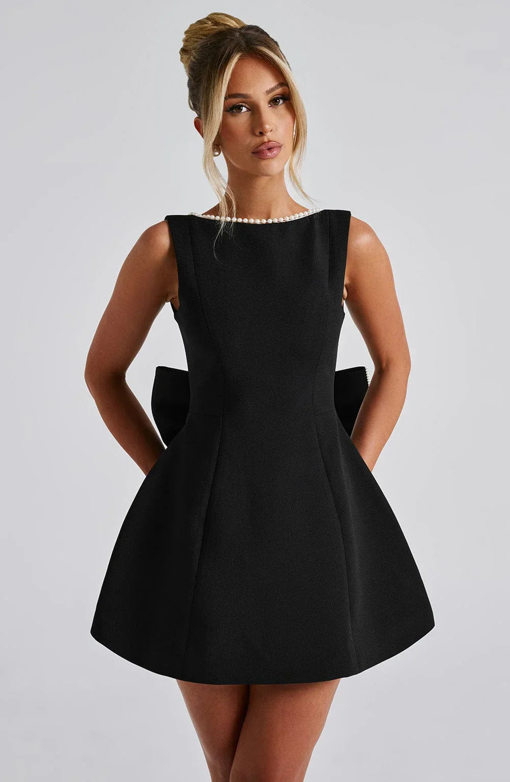 Damska Sukienka Mini z Dekoracyjną Kokardą na Plecach i Elegancką Linią
