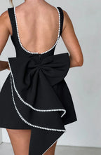 Damska Sukienka Mini z Dekoracyjną Kokardą na Plecach i Elegancką Linią