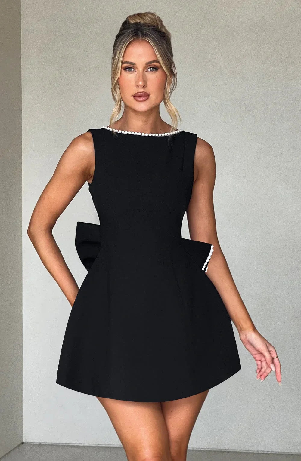 Damska Sukienka Mini z Dekoracyjną Kokardą na Plecach i Elegancką Linią