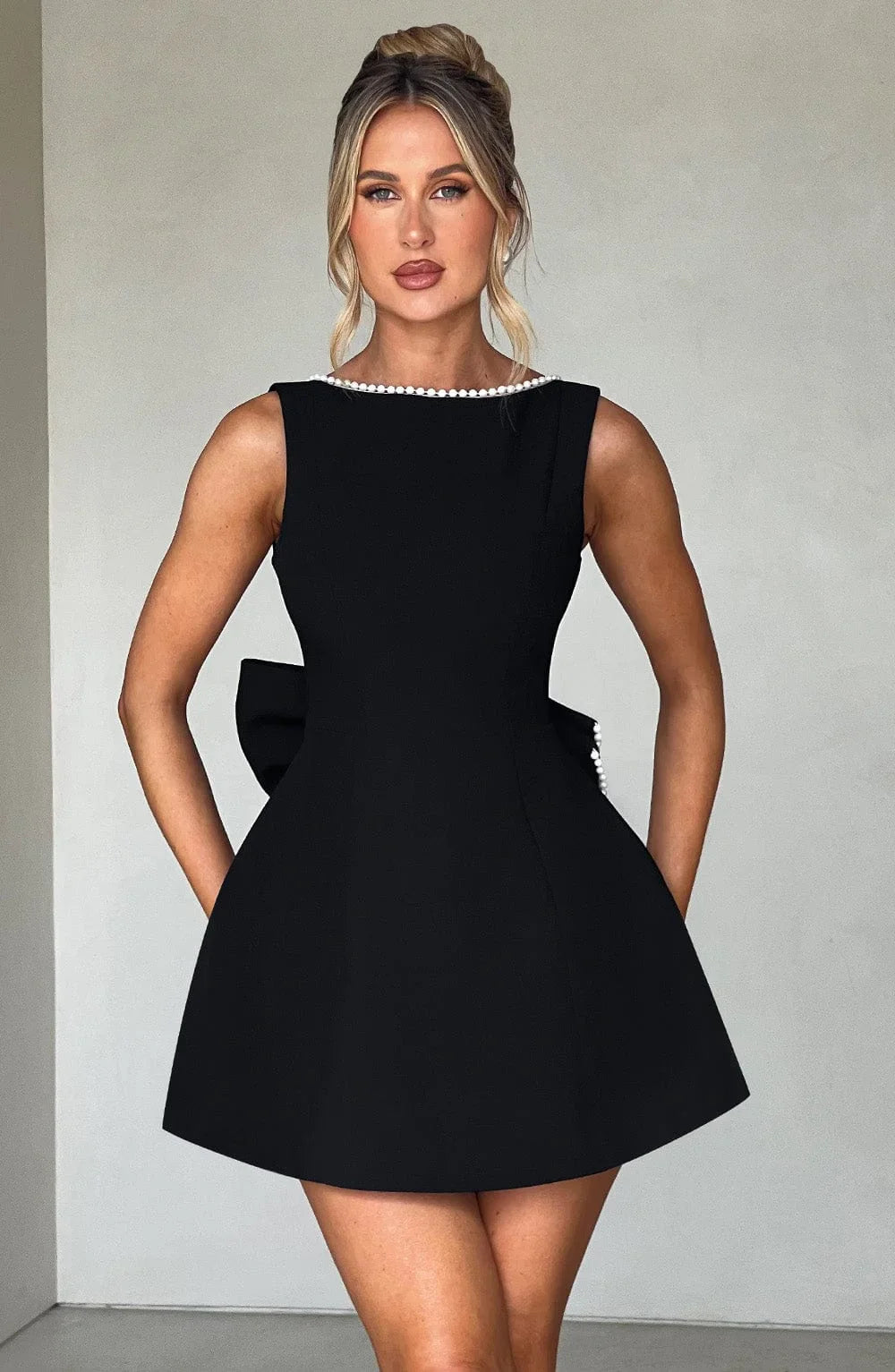 Damska Sukienka Mini z Dekoracyjną Kokardą na Plecach i Elegancką Linią