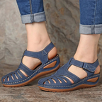Geschlossene Sandalen mit Lederoberteil und verstellbarem Verschluss