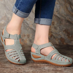 Geschlossene Sandalen mit Lederoberteil und verstellbarem Verschluss