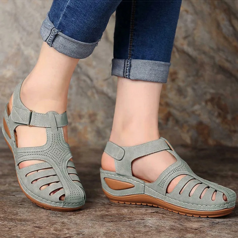 Geschlossene Sandalen mit Lederoberteil und verstellbarem Verschluss