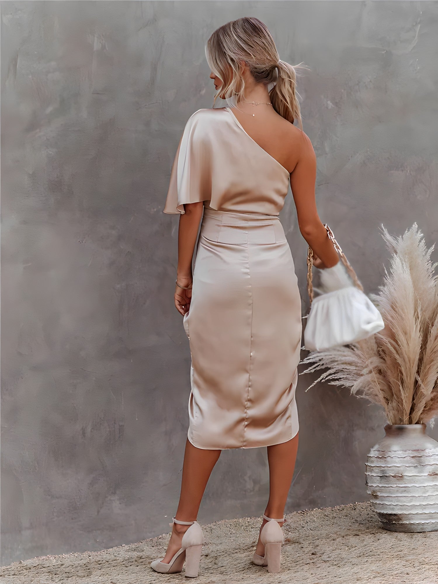 Elegantes Damen Seidenkleid im Abendstil