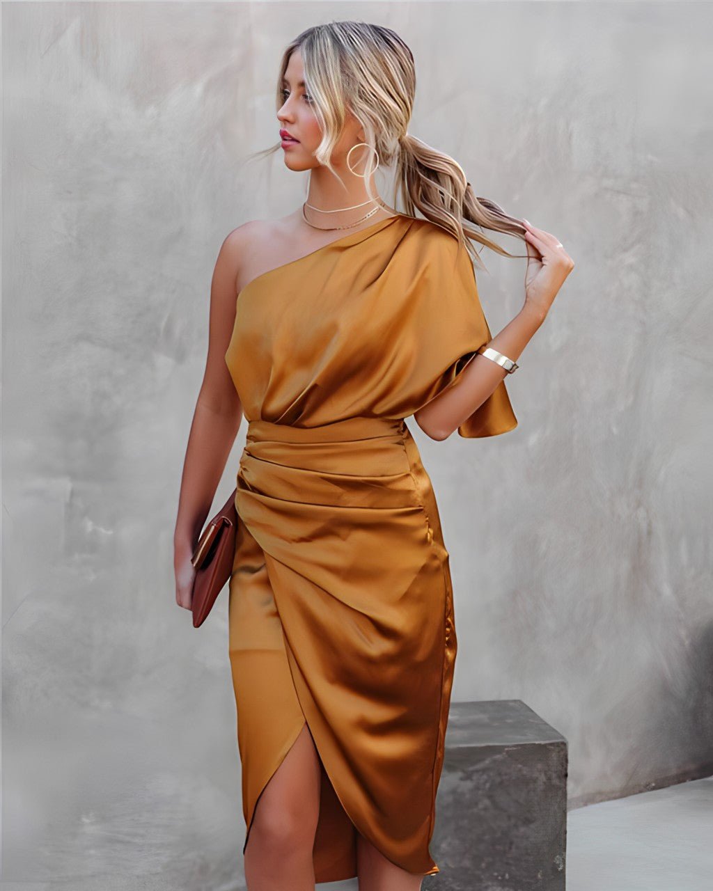 Elegantes Damen Seidenkleid im Abendstil